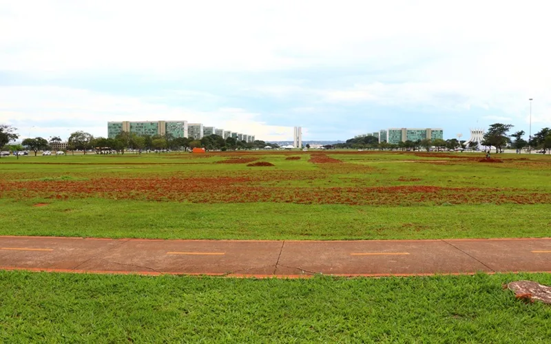 Recuperação do gramado da Esplanada vai custar R$ 1,5 milhão