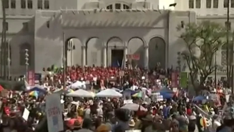 Crescem os protestos “No Kings” com milhares de pessoas