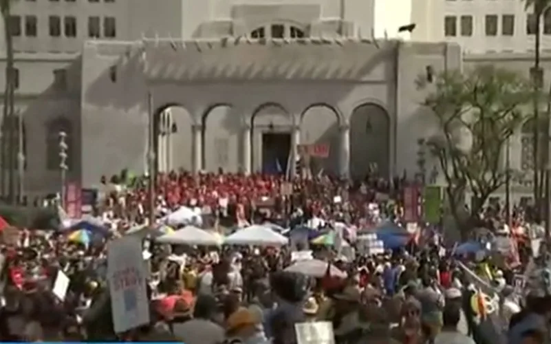 Crescem os protestos “No Kings” com milhares de pessoas