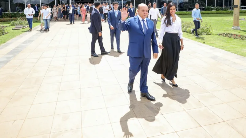 Ibaneis Rocha e a primeira-dama Mayara no fim da missa que marca o encerramento da gestão de quase oito anos no Palácio do Buriti/Renato Alves