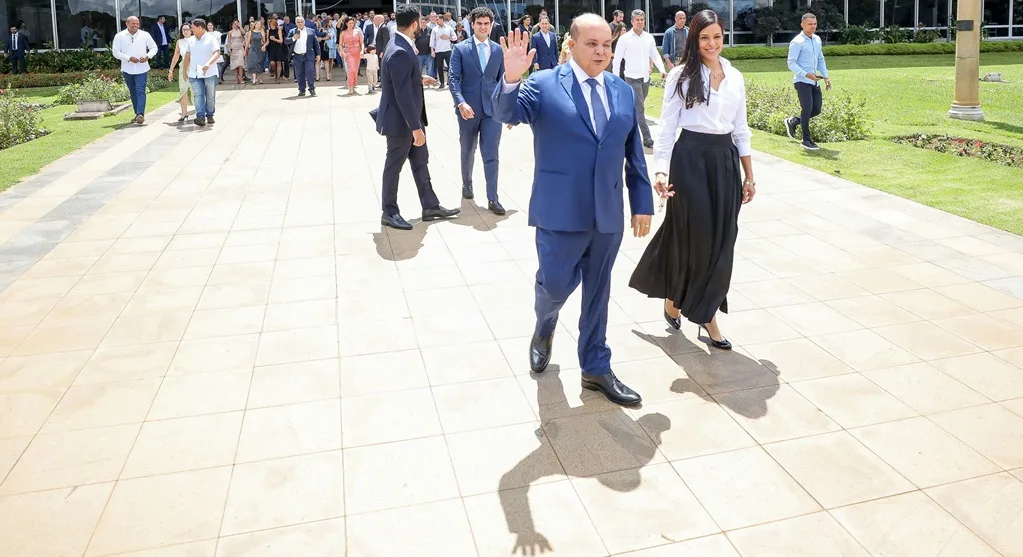 Ibaneis Rocha e a primeira-dama Mayara no fim da missa que marca o encerramento da gestão de quase oito anos no Palácio do Buriti/Renato Alves