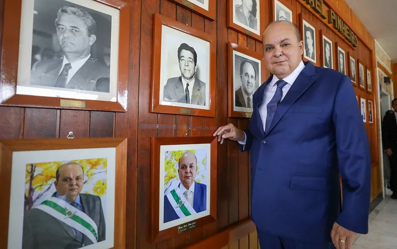 Ibaneis assina o ato de renúncia em festa na Ceilândia