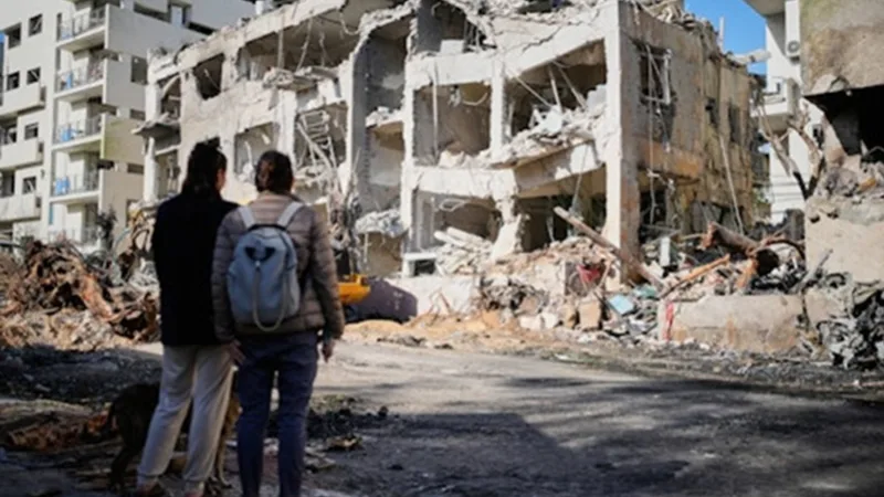 Irã promete “ofensiva devastadora” e Israel revida com ataques