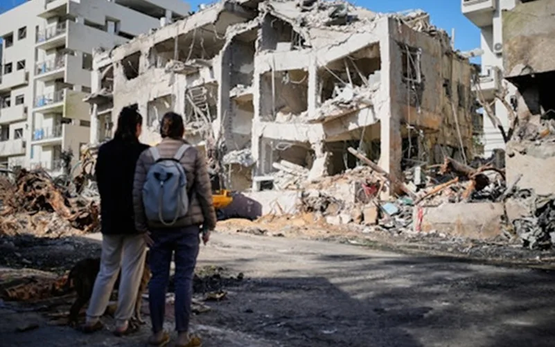 Irã promete “ofensiva devastadora” e Israel revida com ataques