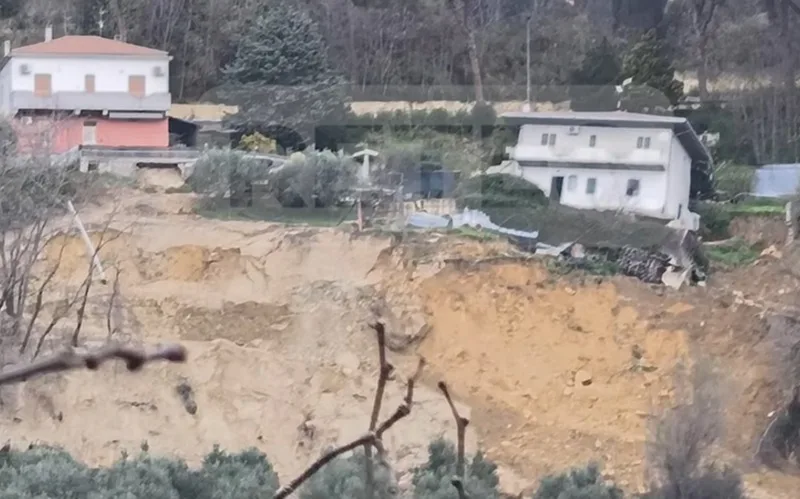 Deslizamento de terra provocou a queda de prédio na Itália