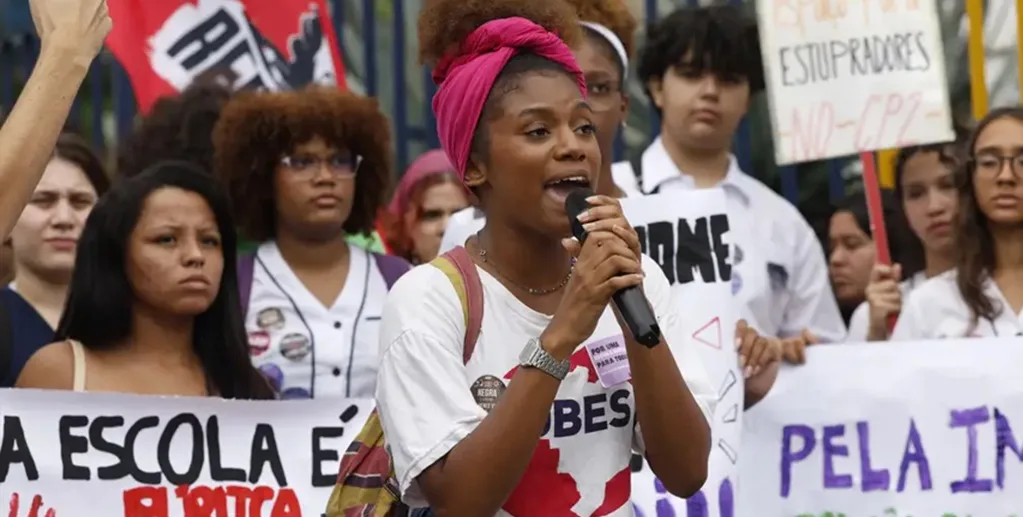 Estudantes protestam contra assédio sexual e o silêncio do tradicional Colégio Pedro II, em São Cristóvão, após estupro coletivo de alunos/Fernando Frazão/Agência Brasil