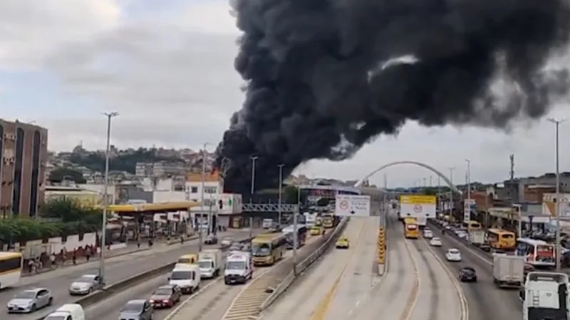 Incêndio atingiu um galpão em Ramos, no Rio