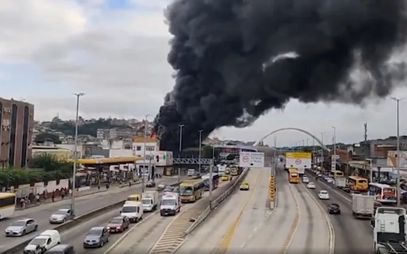 Incêndio atingiu um galpão em Ramos, no Rio