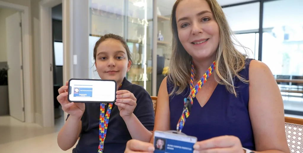 Aline Campos e o filho, João, exibem a carteira de identificação que garante direitos a pessoas com TEA/Lúcio Bernardes Jr./Agência Brasília