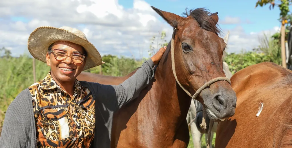 Lúcia dos Santos Costa adotou quatro cavalos que estavam no curral da Secretaria da Agricultura, na área rural de Samambaia/Paulo H. Carvalho/Agência Brasília