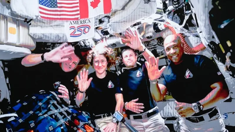 Astronautas da Artemis II voltam ao Centro Espacial