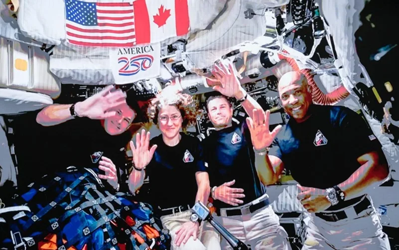 Astronautas da Artemis II voltam ao Centro Espacial