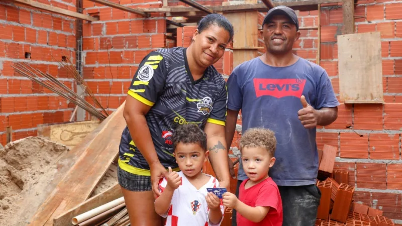 João Batista com a família, nas obras da primeira residência, com apoio do Cartão Material de Construção que atendeu 250 famílias/Joel Rodrigues/Agência Brasília