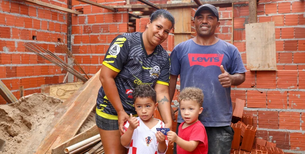 João Batista com a família, nas obras da primeira residência, com apoio do Cartão Material de Construção que atendeu 250 famílias/Joel Rodrigues/Agência Brasília