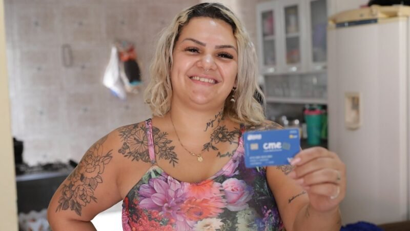 Ranny Rezende exibe o Cartão Material Escolar (CME), que ajudou quando estava desempregada/Matheus Borges/Agência Brasília