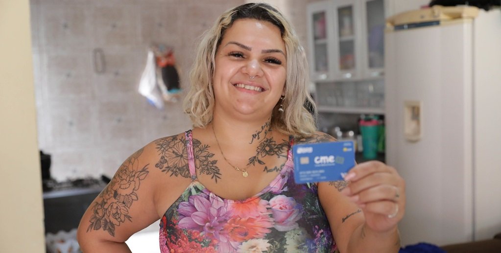 Ranny Rezende exibe o Cartão Material Escolar (CME), que ajudou quando estava desempregada/Matheus Borges/Agência Brasília