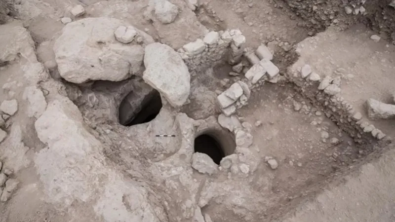 Restos mortais dezenas de bebês de 2.500 anos