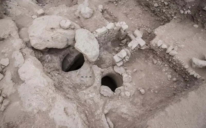 Restos mortais dezenas de bebês de 2.500 anos