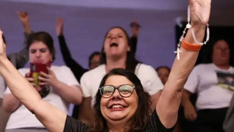 Parente de preso no 8 de janeiro de 2023 comemora na galeria da Câmara a derrubada do veto que beneficio os condenados/Lula Marques/Agência Brasil