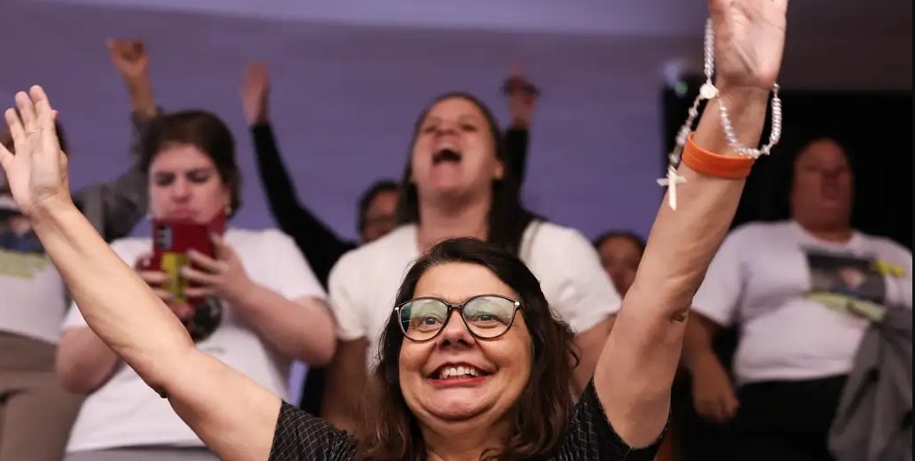 Parente de preso no 8 de janeiro de 2023 comemora na galeria da Câmara a derrubada do veto que beneficio os condenados/Lula Marques/Agência Brasil