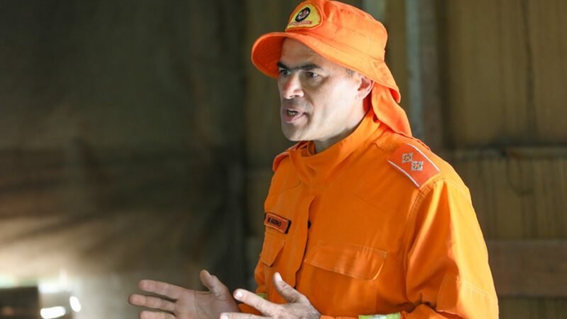 Michel Aquino, tenente do Corpo de Bombeiros, orienta os produtores rurais para combater os incêndios florestais/Lúcio Bernardo Jr./Agência Brasília