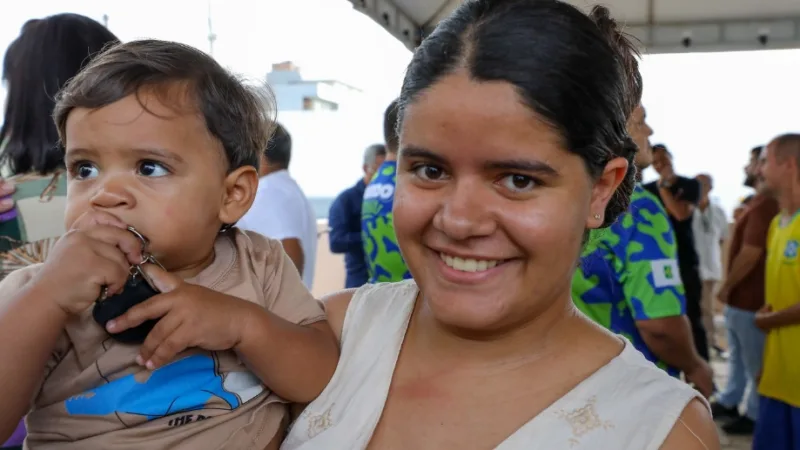 Bianca Macedo matriculou o filho Anthony na primeira creche do Riacho Fundo e agora terá tempo para se preparar para o mercado/Paulo H. Carvalho/Agência Brasília