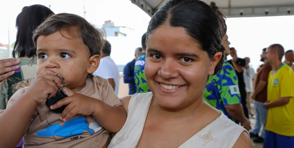 Bianca Macedo matriculou o filho Anthony na primeira creche do Riacho Fundo e agora terá tempo para se preparar para o mercado/Paulo H. Carvalho/Agência Brasília