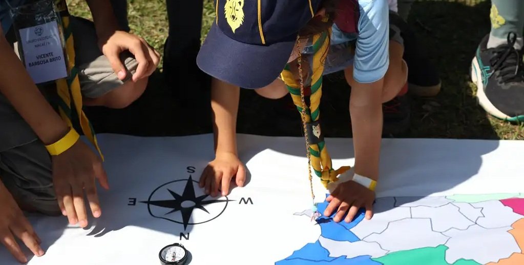 Escoteira confere bússula e mapa no Grande Jogo Regional dos escoteiros fluminenses no Aterro do Flamengo/Rovena Rosa/Agência Brasil