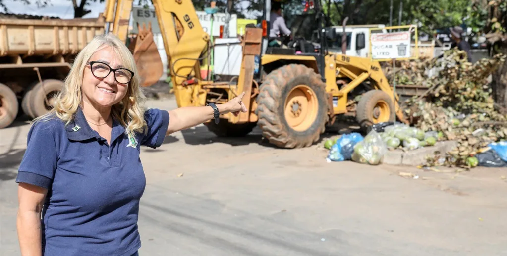 Vânia Gurgel é coordenadora do polo central do GDF Presente na frente da limpeza semanal da Feira dos Importados/Paulo H. Carvalho/Agência Brasília