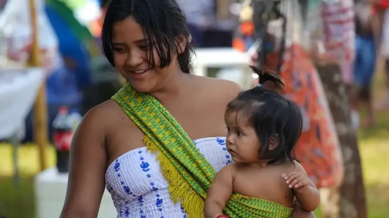 Mãe e filha no Acampamento Terra Livre, que reúne em Brasília dezenas de etnias indígenas na maior mobilização do país/Fábrio Rodrigues-Pozzebom/Agência Brasil