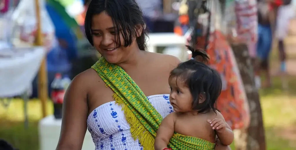 Mãe e filha no Acampamento Terra Livre, que reúne em Brasília dezenas de etnias indígenas na maior mobilização do país/Fábrio Rodrigues-Pozzebom/Agência Brasil