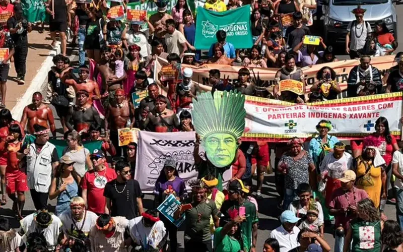 Indígenas marcham pela Esplanada dos Ministérios