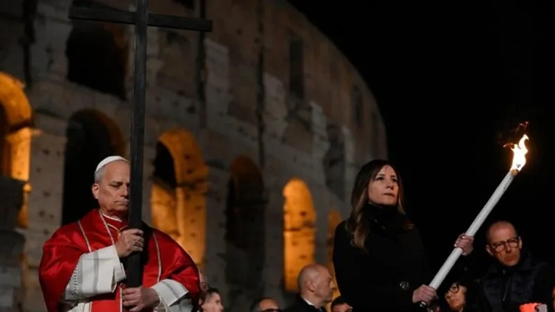 Papa percorreu com a cruz as 14 estações da Via-Sacra