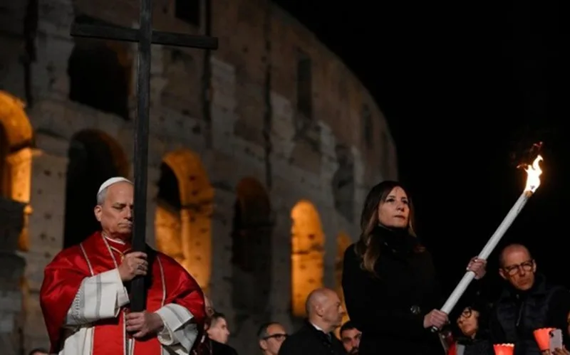 Papa percorreu com a cruz as 14 estações da Via-Sacra