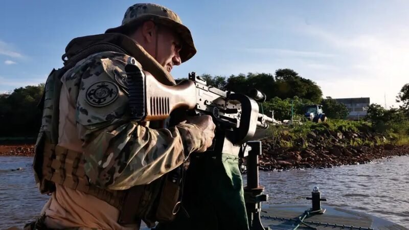 Simulação de combate dos policiais federais do Núcleo Especial de Polícia Marítima (Nepom), na represa da Itaipu Binacional/Tânia Rêgo/Agência Brasil