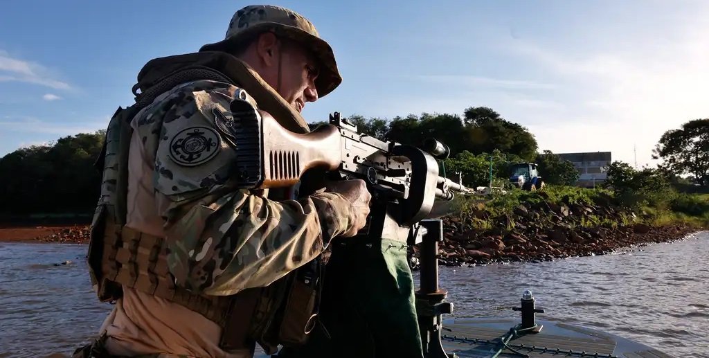 Simulação de combate dos policiais federais do Núcleo Especial de Polícia Marítima (Nepom), na represa da Itaipu Binacional/Tânia Rêgo/Agência Brasil