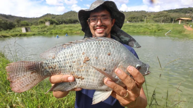 Guilherme Pereira há 12 anos produz tilápia na propriedade de 70 hectares da família que começou com três tanques na Ponte Alta do Gama/Joel Rodrigues/Agência Brasília