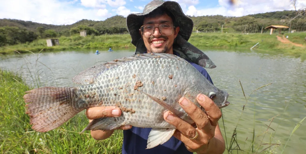 Guilherme Pereira há 12 anos produz tilápia na propriedade de 70 hectares da família que começou com três tanques na Ponte Alta do Gama/Joel Rodrigues/Agência Brasília