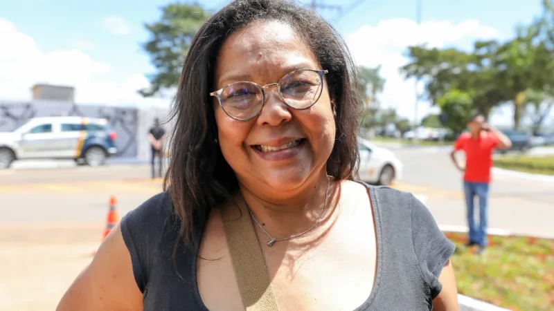 Eloína dos Santos foi ver de perto o novo retorno que facilita a entrada e saída de veículos na DF-075, no Riacho Fundo/Renato Alves/Agência Brasília