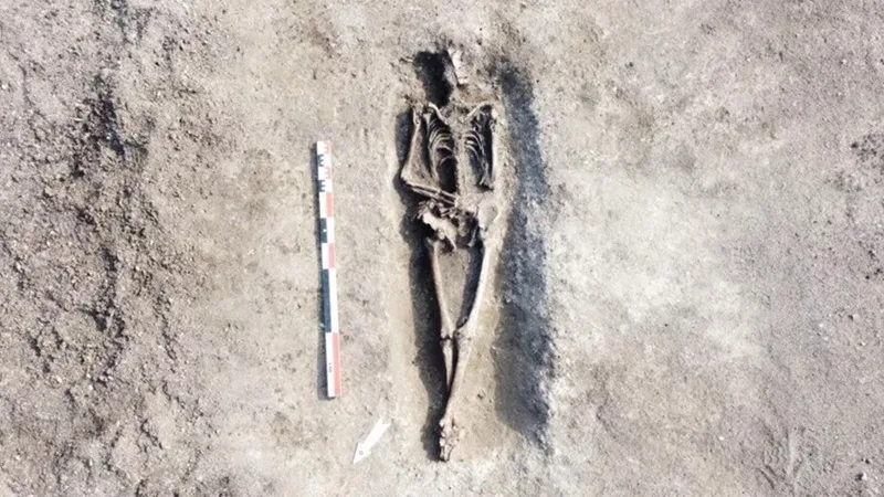 Evidência de epidemia em túmulo coletivo do século 2