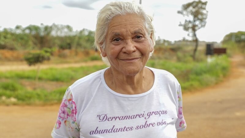 Helena Alves Pereira, de Brazlândia, gostou da notícia que máquinas agrícolas foram cedidas a associações de produtores/Matheus Borges/Agência Brasília