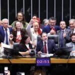 Comércio orienta empresas a revisar escalas após fim da 6X1