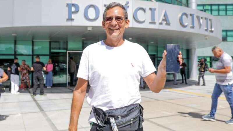 Régis Mendes Schmidt exibe alegre o celular recuperado pela Polícia Civil do DF coom o auxílio do Código Imei/Matheus Borges/ Agência Brasília