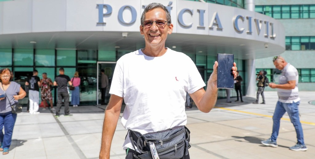 Régis Mendes Schmidt exibe alegre o celular recuperado pela Polícia Civil do DF coom o auxílio do Código Imei/Matheus Borges/ Agência Brasília
