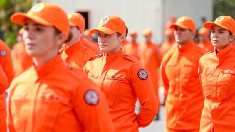 Bombeiros recém-formados participam da troca de uniforme na solenidade que simboliza a passagem/Paulo H. Carvalho/Agência Brasília