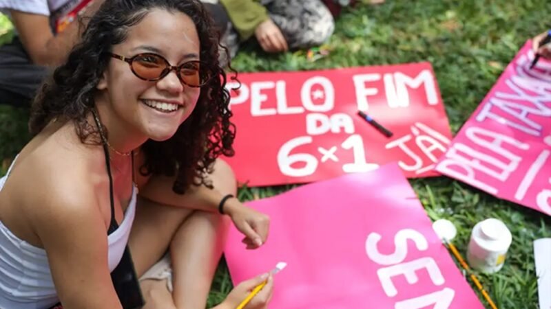 Isabela Mattioli na manifestação no Eixão Sul, que foi a favor do fim da escala 6X1 em discussão no Congresso Nacional/Fábio Rdrigues-Pozzebom/Agência Brasil