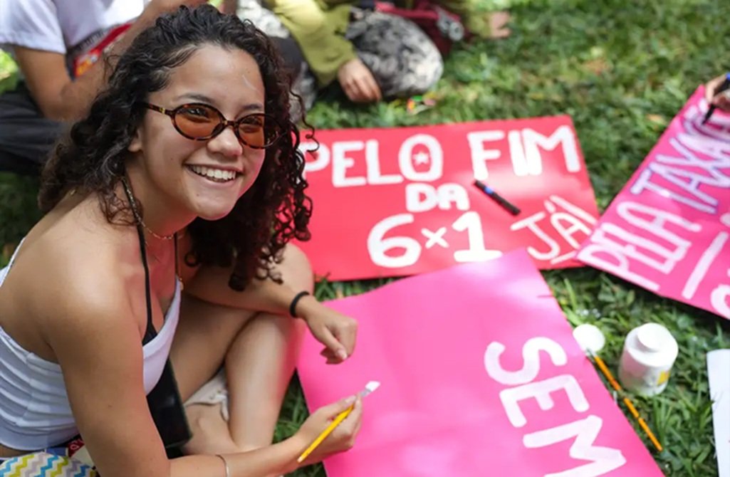 Isabela Mattioli na manifestação no Eixão Sul, que foi a favor do fim da escala 6X1 em discussão no Congresso Nacional/Fábio Rdrigues-Pozzebom/Agência Brasil