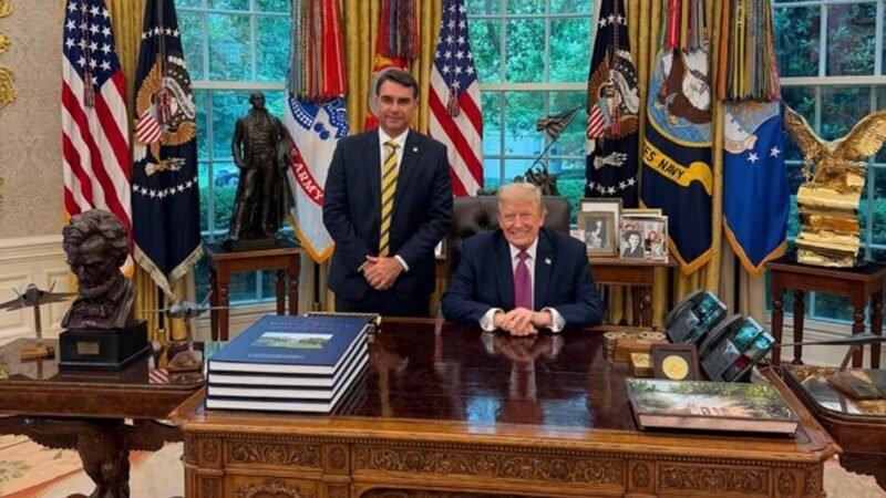Flávio é recebido por Trump, mas não dá detalhes