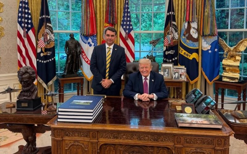Flávio é recebido por Trump, mas não dá detalhes