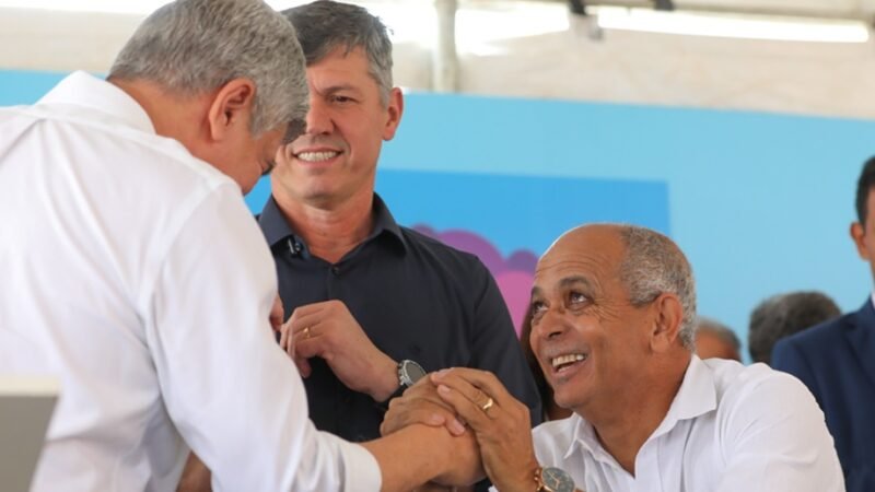 Pepa, deputado distrital, cumprimenta o presidente da Cesb, Luis Almeida Reis, observados pelo secretário de Obras, Valter Casimiro/Lúcio Bernardo Jr. /Agência Brasília